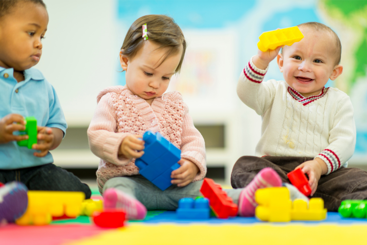 Krabbelgruppe mit Kindern
