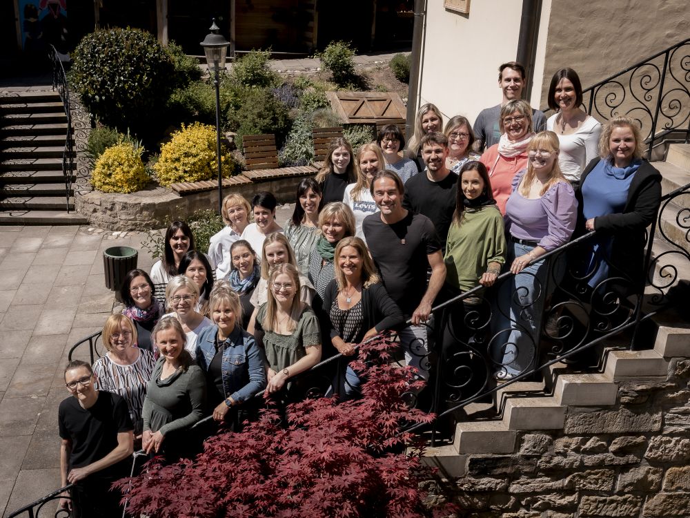 Team Gutekunst zusammen. Alle Kolleg*innen aus Saalfeld, Rudolstadt und Königsee auf einem Bild. 