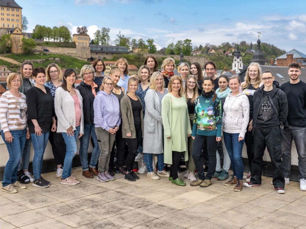 Team Gutekunst zusammen. Alle Kolleg*innen aus Saalfeld, Rudolstadt und Königsee auf einem Bild.
